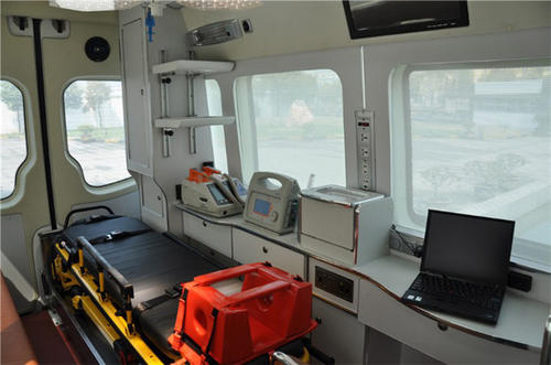 平泉市救护车内部
